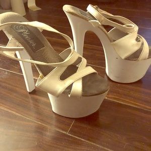 **SOLD** Pleaser white Platforms 7"